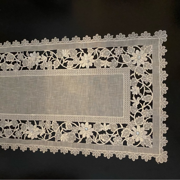 Beautiful BRAND NEW Embroidered table runner - Picture 4 of 4